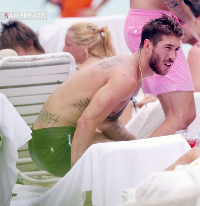 Đang nằm tắm nắng trên bờ biển, nhưng khi nhìn thấy trái bóng, Ramos như 'ngứa ngáy' chân, hậu vệ của Real lập tức đến giành lấy trái bóng và...biểu diễn.